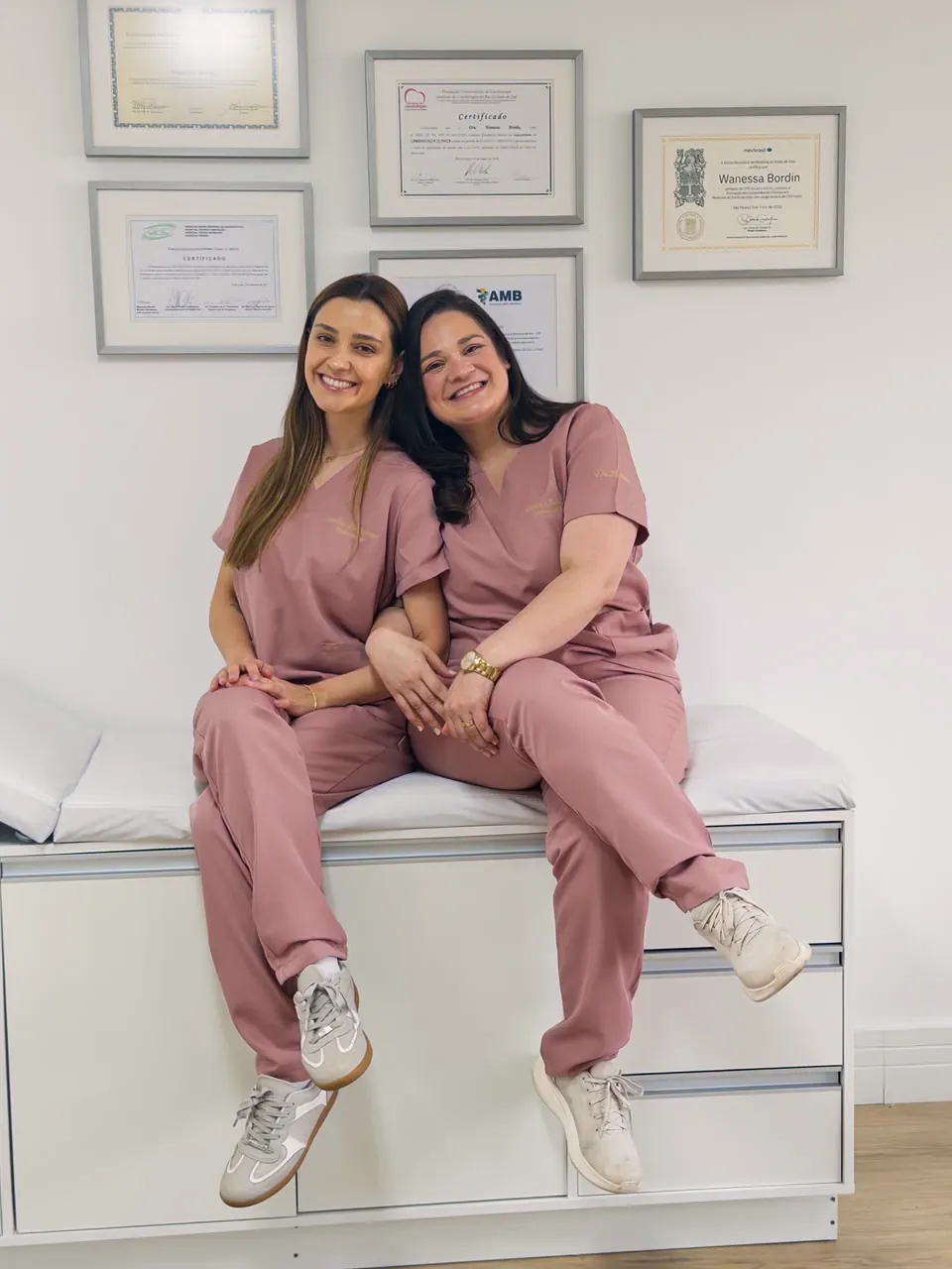 Carolina e Larissa, enfermeiras e laserterapeutas da Dualume Enfermagem Avançada em Porto Alegre